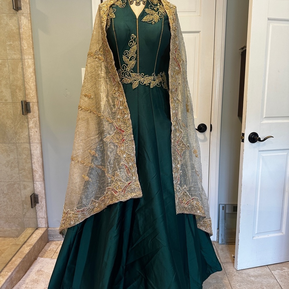 Beautiful emerald green custom made Indian bridal gown - Picture 2 of 13